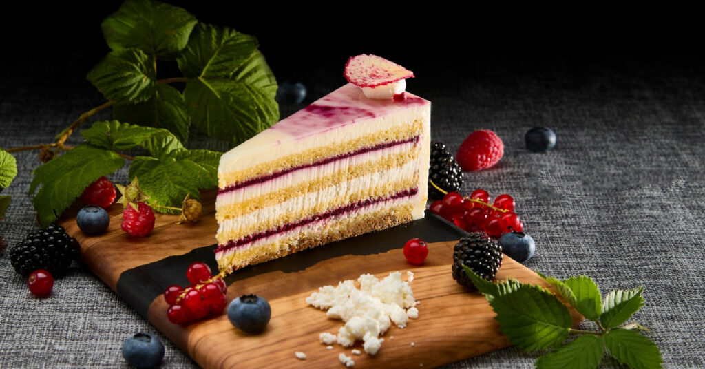 Egy szelet Bíborfehér torta Magyarország tortája 2026-ban