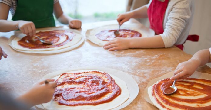 gyerekek pizzát sütnek