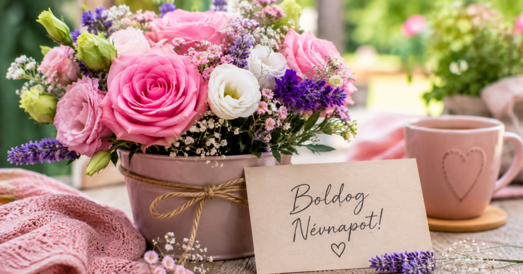 egy rózsaszín-lila-fehér virágcsokor Boldog névnapot! feliratú kis papírkával előtte