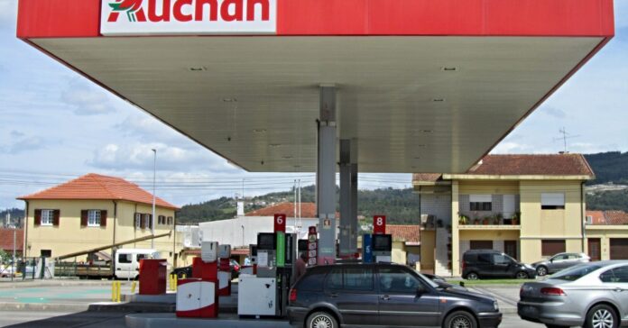 Auchan benzinkút tankoló autókkal