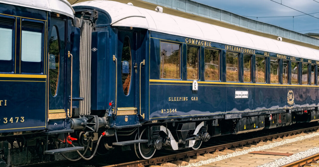 Az Orient Expressz elegáns kék külseje