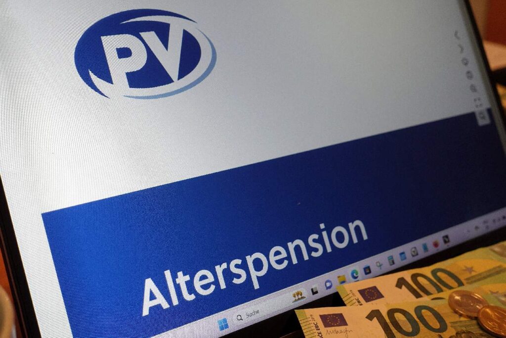 Alterspension - osztrák öregségi nyugdíj, a nyugdíjfolyósító portálja a laptop képernyőjén, előtt eurós bankjegyek