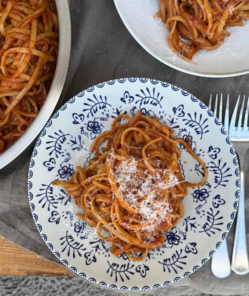 Hagyd a mosogatást másra! Szuper egyszerű, nyár végi egyedényes ratatouille spagetti a kerti zöldségekből