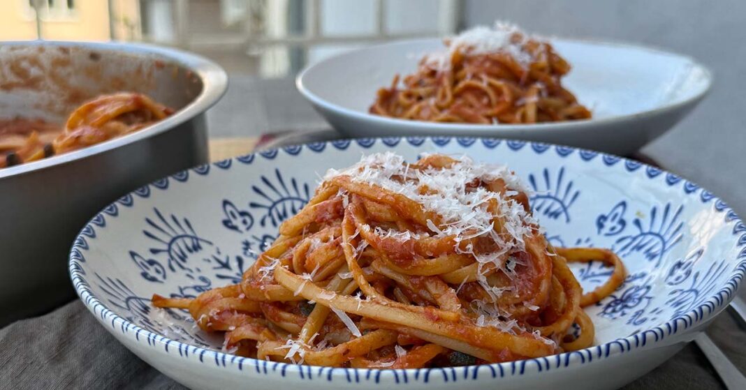 Hagyd a mosogatást másra! Szuper egyszerű, nyár végi egyedényes ratatouille spagetti a kerti zöldségekből