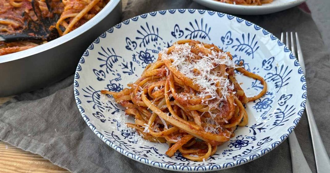 Hagyd a mosogatást másra! Szuper egyszerű, nyár végi egyedényes ratatouille spagetti a kerti zöldségekből