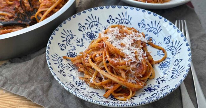 Hagyd a mosogatást másra! Szuper egyszerű, nyár végi egyedényes ratatouille spagetti a kerti zöldségekből
