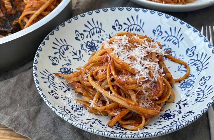 Hagyd a mosogatást másra! Szuper egyszerű, nyár végi egyedényes ratatouille spagetti a kerti zöldségekből