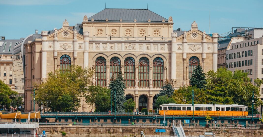A Pesti Vígadó és Vígadó tér a kettes villamossal előtte