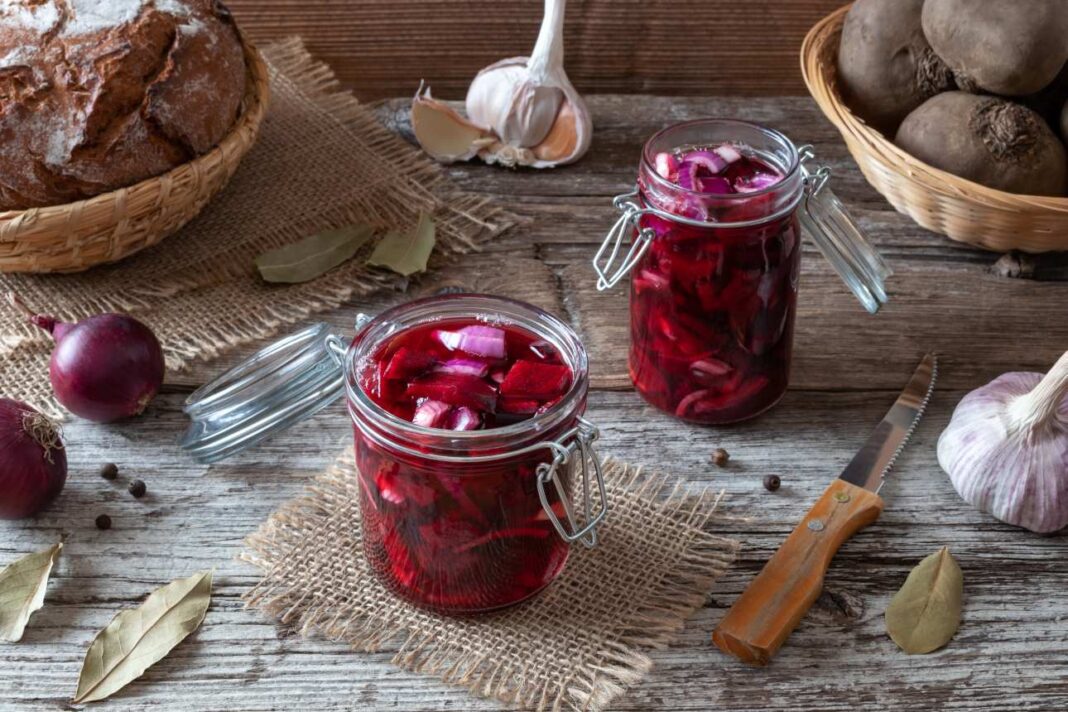 fermentált cékla üvegben kovászos kenyérrel