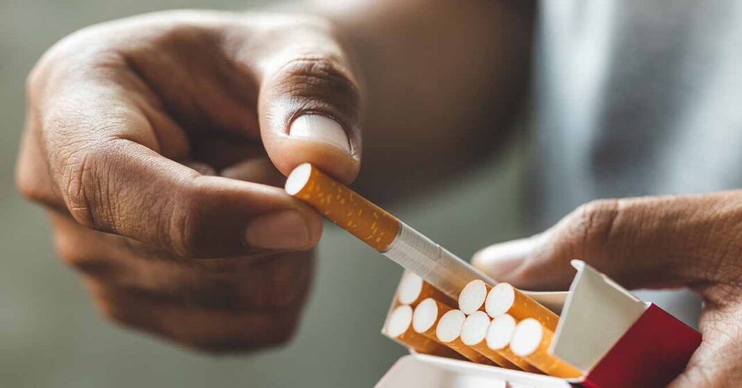 Férfi cigarettát vesz ki a dobozából