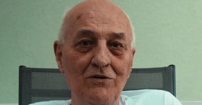 idős férfi beszél a svájci indexálásról