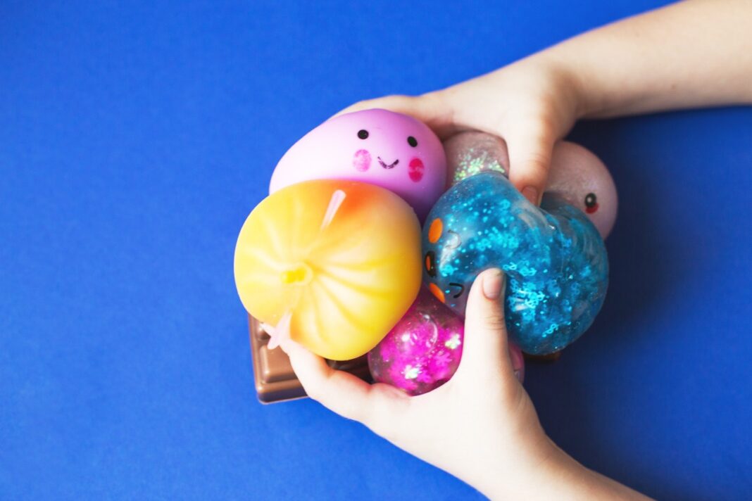gyerek kezében tart squishy játékokat